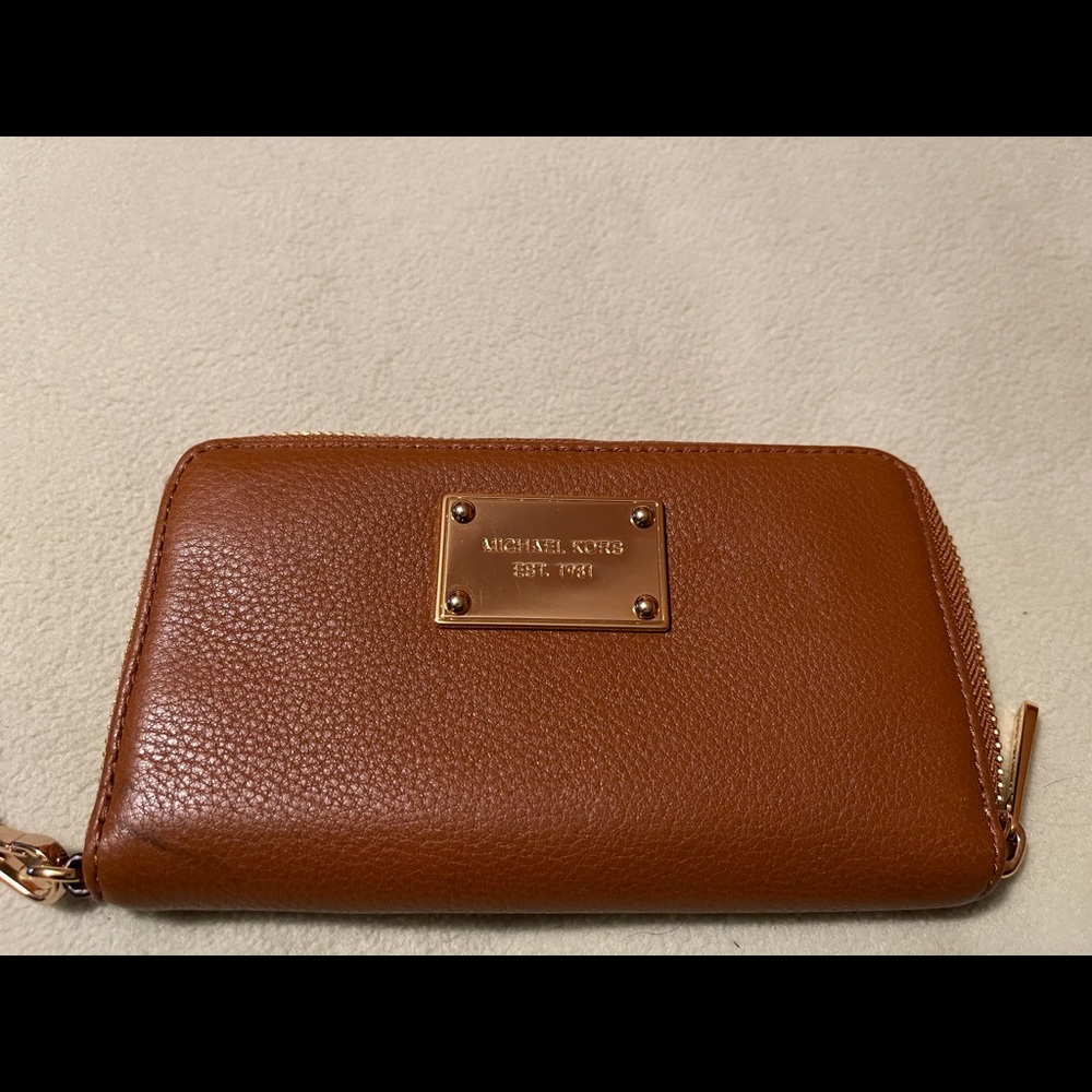Micheal Kors zip cell wristlet Tan soft leather